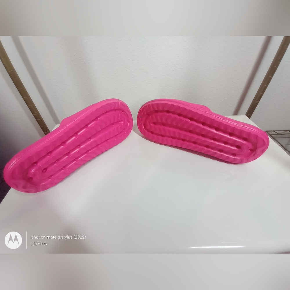 Slippers. BeBe. Pink. Berry Decals. Size 9. NWOT. - Picture 4 of 4